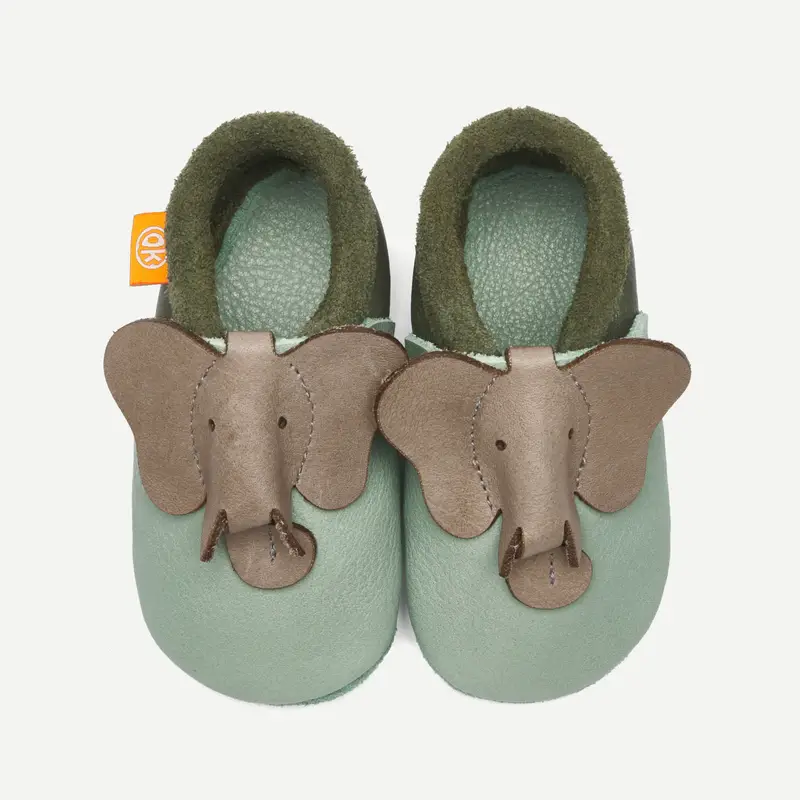 Draufsicht auf die Orangenkinder Hausschuhe in hellem Minze mit einem hervorstehenden Elefantenkopf