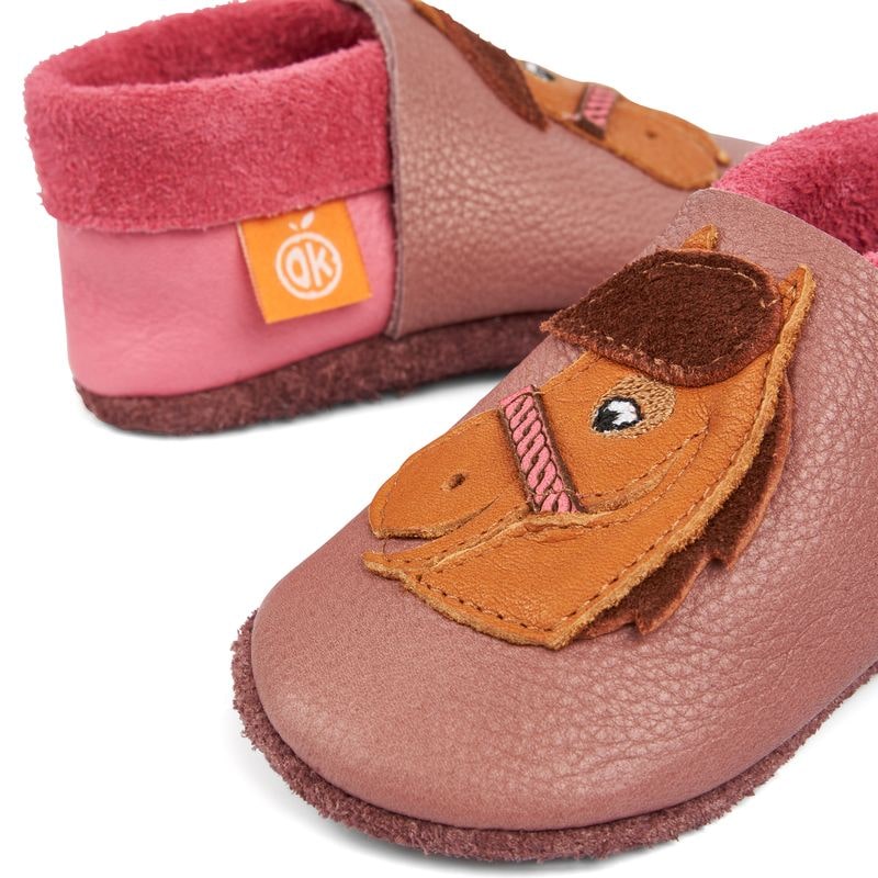 Orangenkinder-Paula-Pferd-detail Für Laufen wie Barfuss: "Pony Paula" Hausschuhe mit Wildledersohle