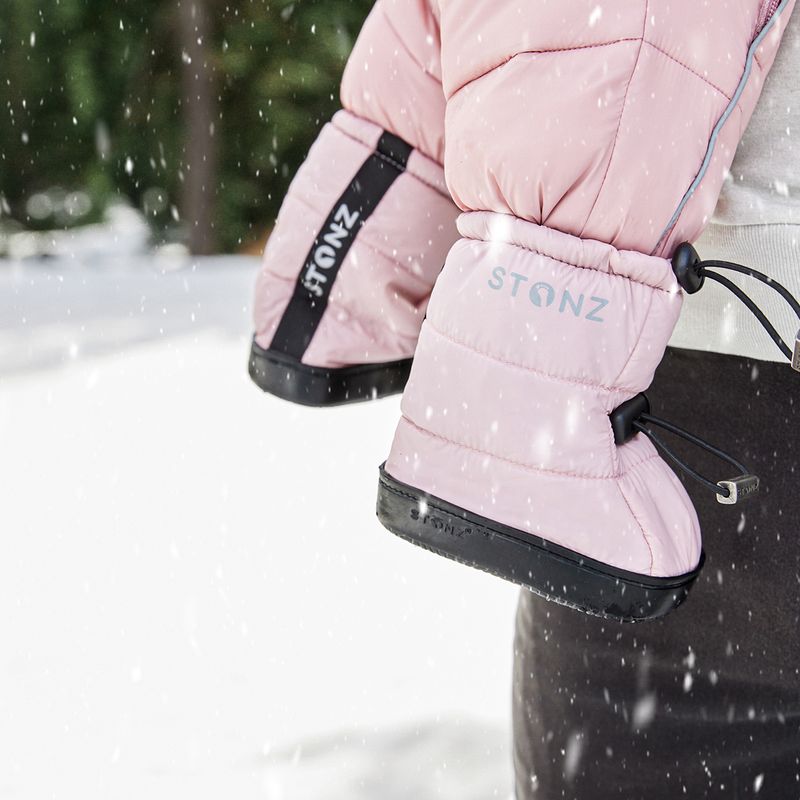 Stonz Puffer Booties Haze Pink, getragen mit rosa Skianzug