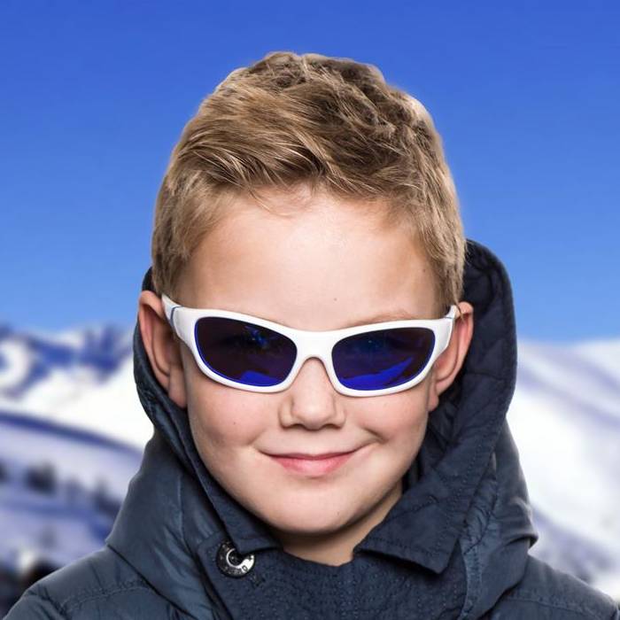 Junge mit KOOLSUN Kinder-Sonnenbrille White Royal