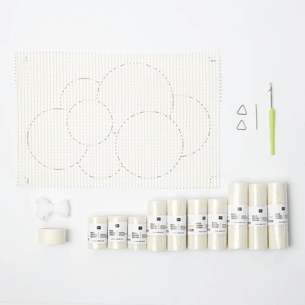 Komplettes Set zum Knüpfen eines Wandbehang Wolke: Garn, Stramin, Haken, Stopfnadel, Tape und Nähgarn.