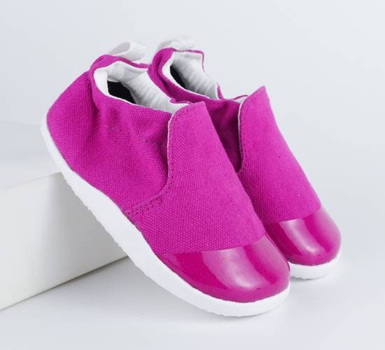 Bobux-Scamp-Raspberry-aufrechtstehend Laufenlernen mit den federleichten Xplorer Scamp Raspberry aus Canvas