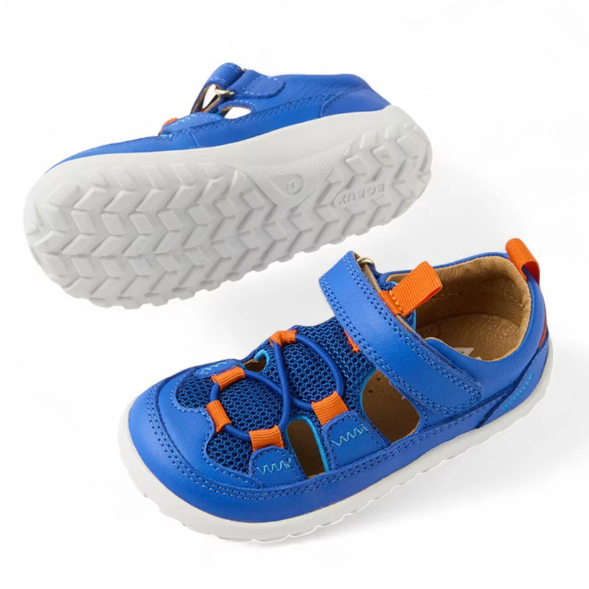 Barfuss Sandalen in leuchtendem Blau mit orangen Akzenten und weisser Barfusssohle von Bobux