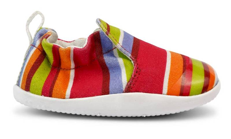 Bobux-Scamp-GuavaStripe-seitlich Bobux Scamp pink-limette-hellblau gestreifte Lauflernschuhe mit verstärkter Zehenkappe