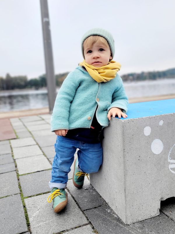 Pololo_Kinderschuh_Lauflerner_Juan-gruen Kind mit Schuhen "Juan" in Grün von Pololo