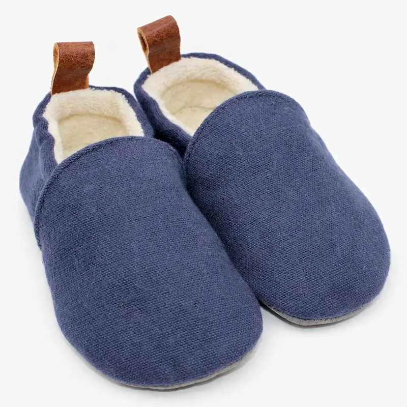 Kinderhausschuhe aus Baumwolle in dunkelblau mit Off-White Innenfutter