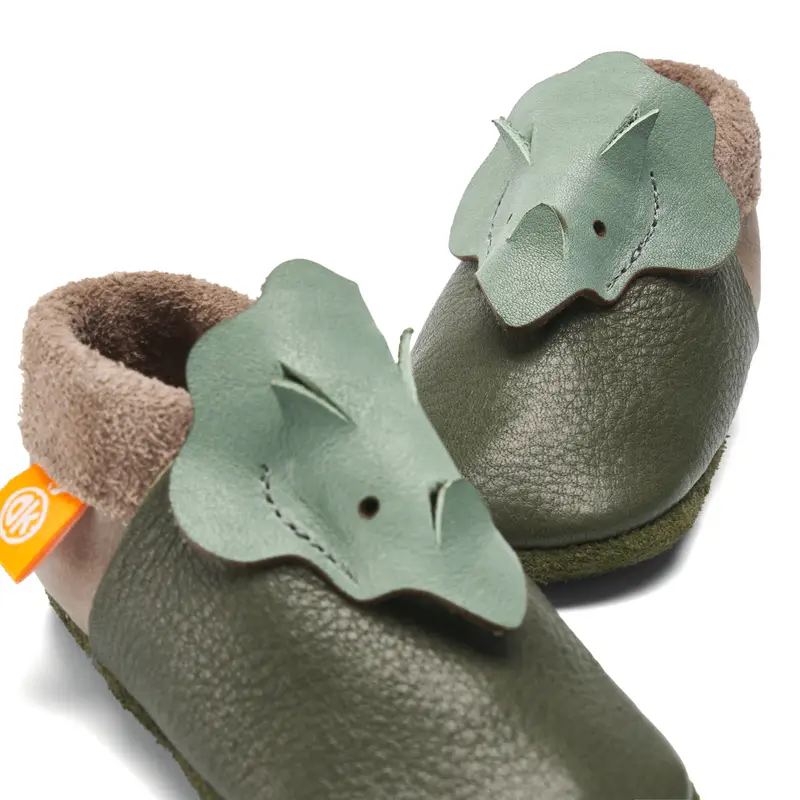 Detailansicht der Orangenkinder Krabbelschuhe in Olivgrün mit mintfarbenem Triceratops