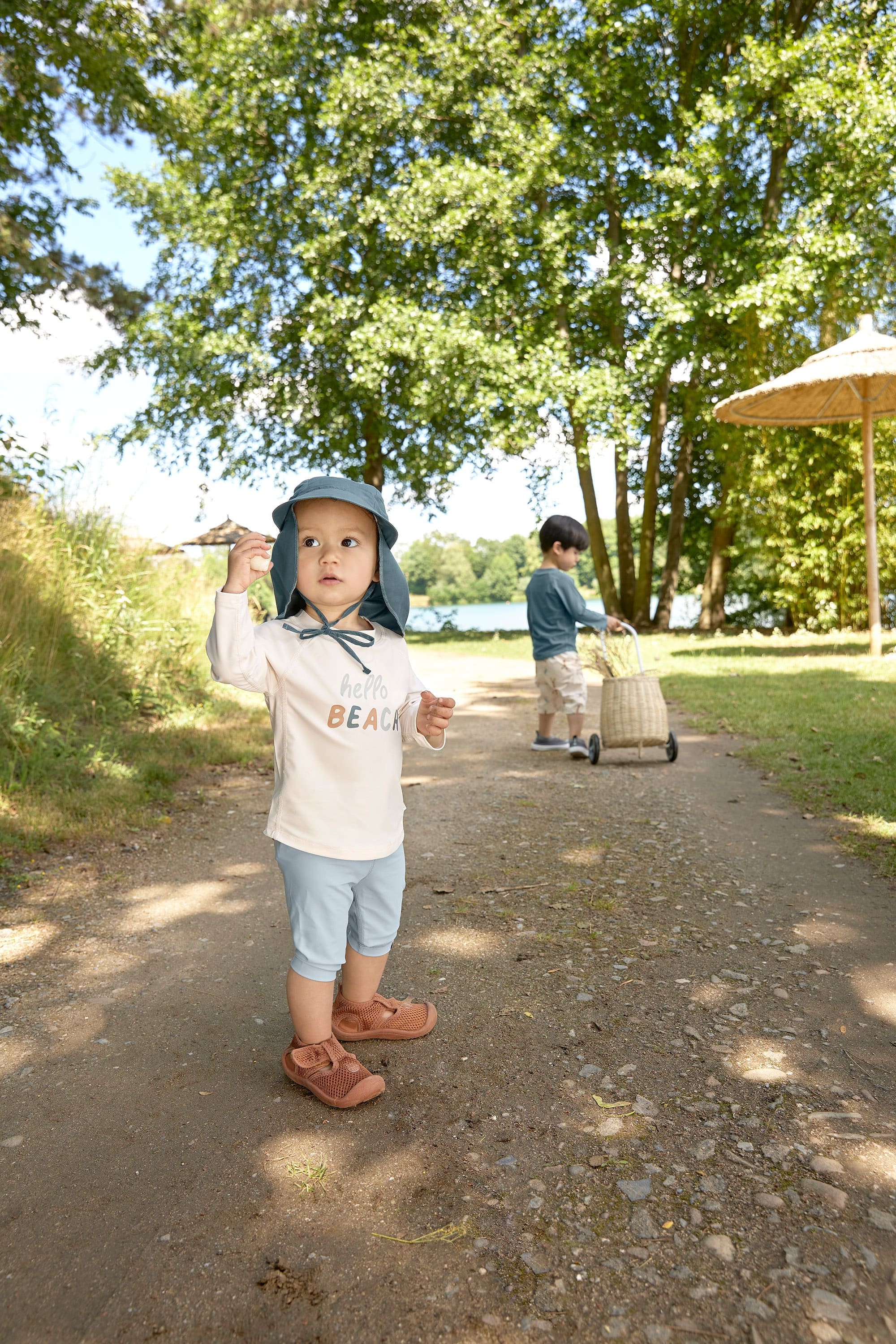 Kind mit LÄSSIG UV-Shirt "Hello Beach Milky" in Offwhite