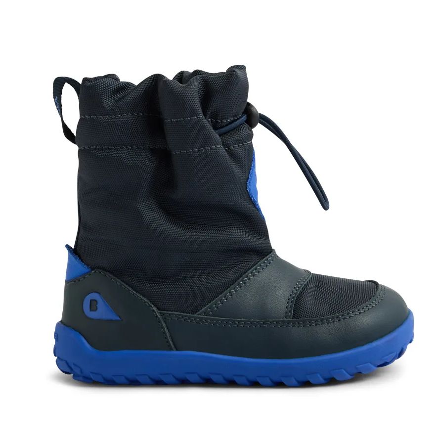 Kinder-Winterstiefel in Dunkelblau mit leuchtend blauer Sohle und Details, seitliche Ansicht, mit Kordelzug am Schaft und verstärkter Vorderkappe