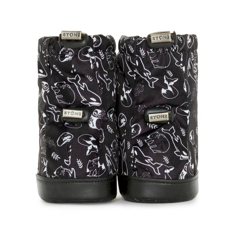 Stonz Toddler Booties "Neo Print" in schwarz mit weissem Print und zwei einstellbaren Gummizügen