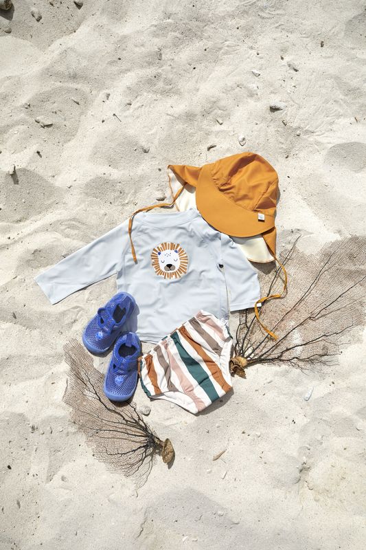 Toll zum kombinieren: LÄSSIG UV-Shirt "Lion Powder Blue" am Strand