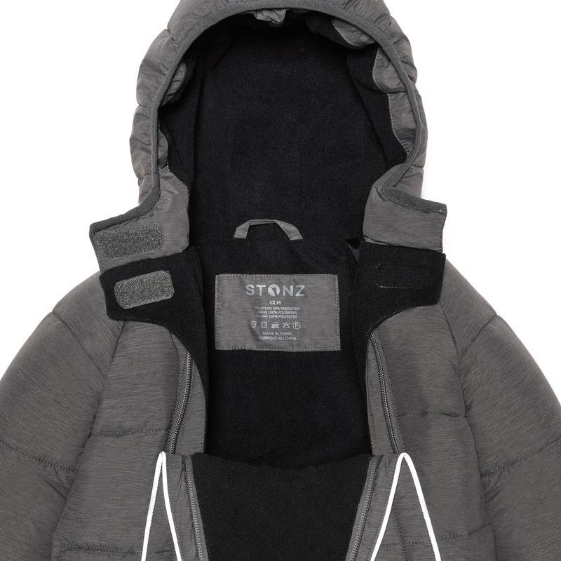 Stonz-Snowsuit-Heather-Grey-geoffnet Hält die Wärme schön innen: Stonz Schnee Anzug aus warmem Puffermaterial