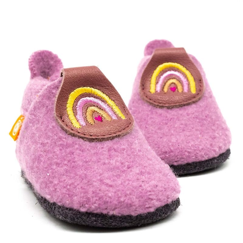 Detailansicht eines rosa Kinderhausschuhs aus Wolle mit Lederlasche, bestickt mit einem bunten Regenbogenmotiv