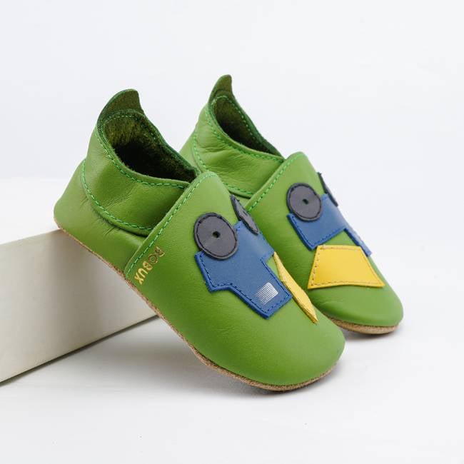 21-Bobux-Tipper-Fern-stehend BOBUX Krabbelschuhe mit blauem Kipper in grün, aufrecht stehend