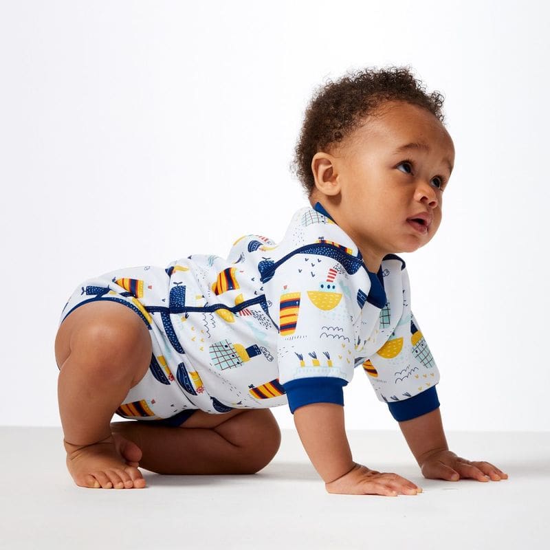 Tolle Bewegungsfreiheit erlebt das Baby mit dem Neoprenanzug "Wetsuit Tug Boat" von Splash About