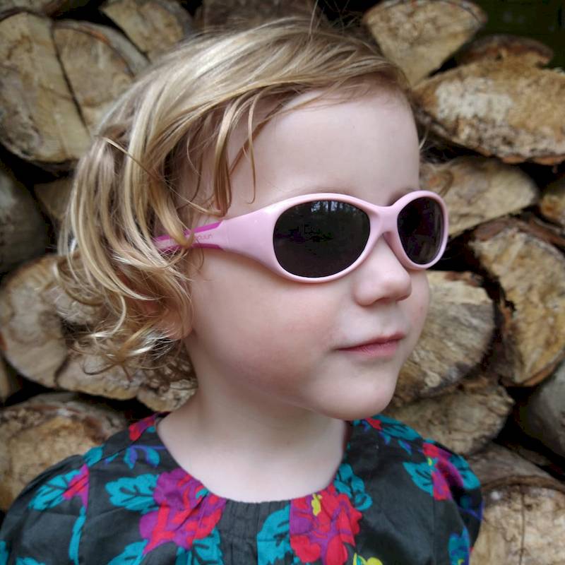 Mädchen mit Koolsun Sonnenbrille Flex Pink Orchid