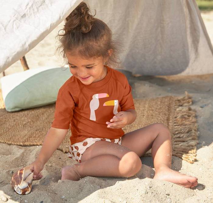 Mädchen mit LÄSSIG UV-Shirt "Toucan Rust" und Schwimmwindel "Dots Powder Pink"