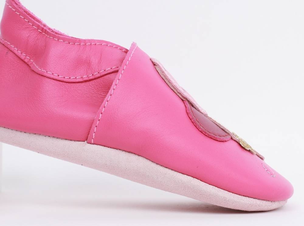 Bee_Pink_Seitlich Bobux Soft Soles Bee pink in pink mit summenden Bienen