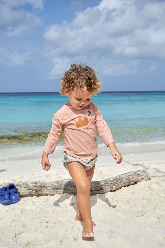 Kind mit Badehose "Lion Powder Blue" von Lässig am Strand