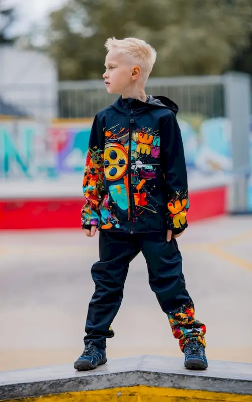 Junge im Freestyle-Park, er trägt Softshallhose und -Jacke Game On von Wamu