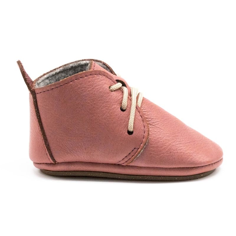 Von der Seite: Krabbelschuhe Amigo Schnürer Komfort Lila