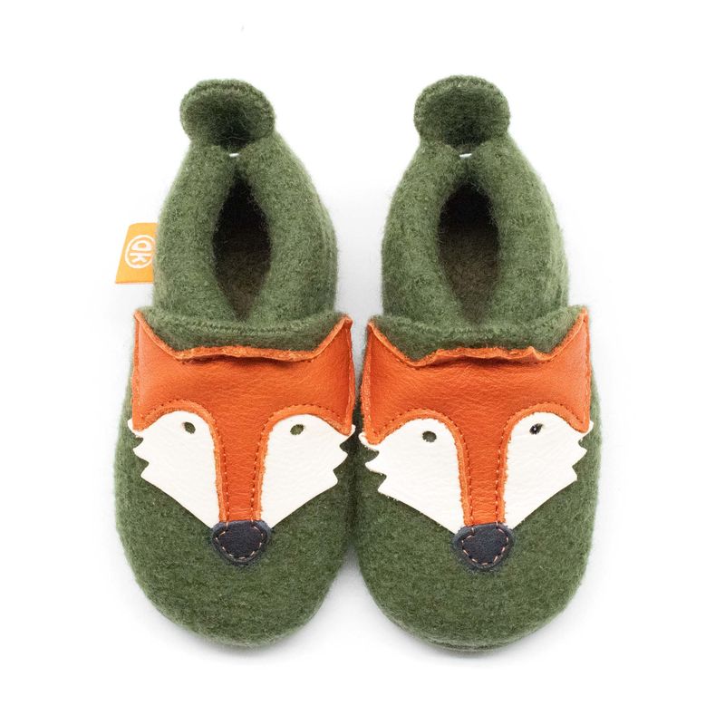 Draufsicht auf ein Paar grüne Kinderhausschuhe aus Wollwalk mit aufgenähtem Fuchskopf in orange