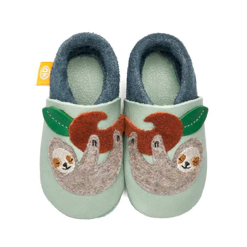 Orangenkinder Lederfinken in hellem Minze und grün, mit Faultiermotiv von oben