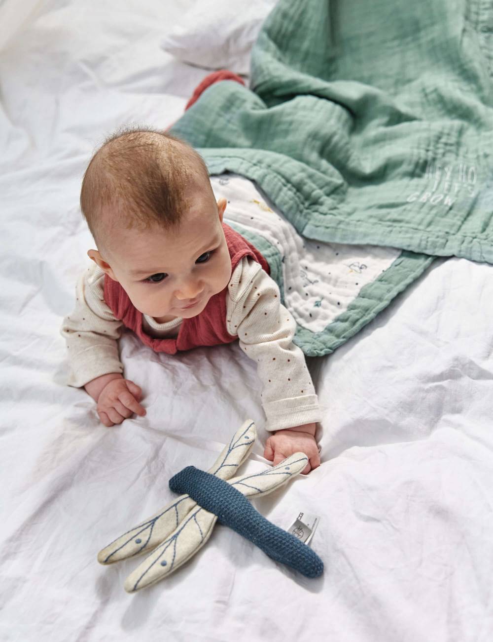 Baby mit Knitted Toy Libelle aus Bio-Baumwolle von Lässig