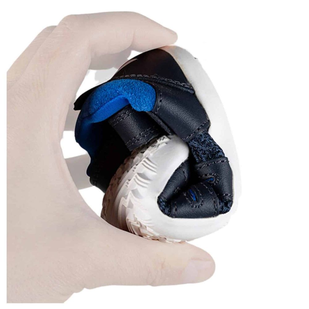 BOBUX Summit Sandale Navy Snorkel Blue Die Bobux Summit Sandalen Navy Snorkel Blue sind so flexibel, dass sie problemlos in der Hand zusammengerollt werden können.