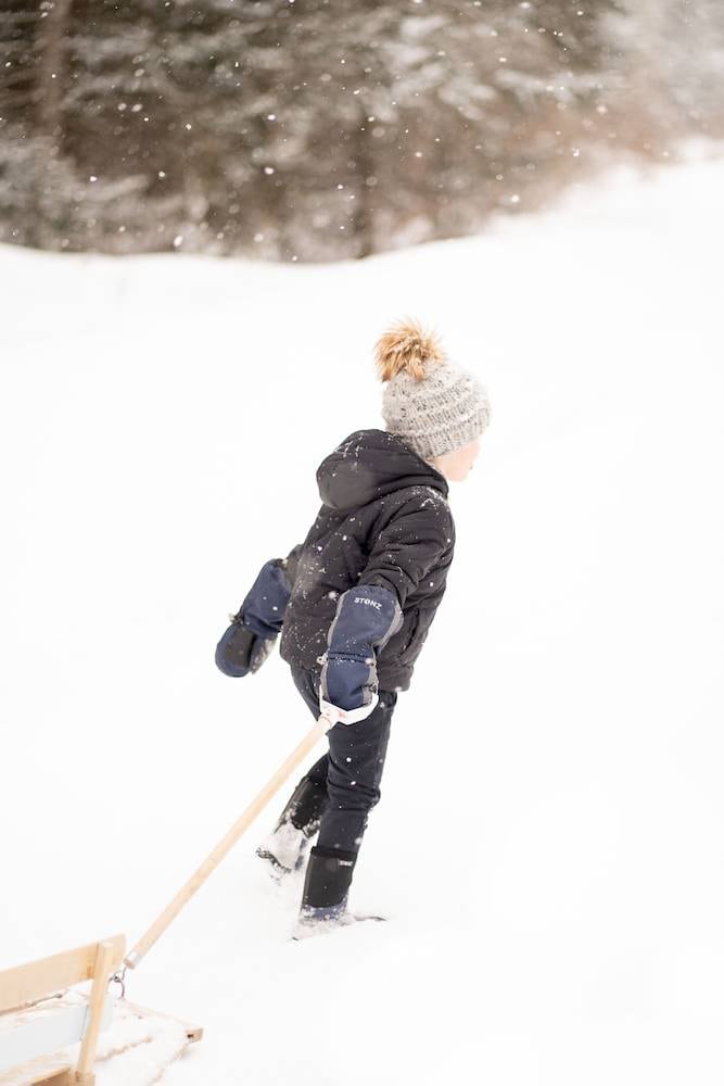 Junge im Schnee mit Stonz West Allwetter-Stiefeln