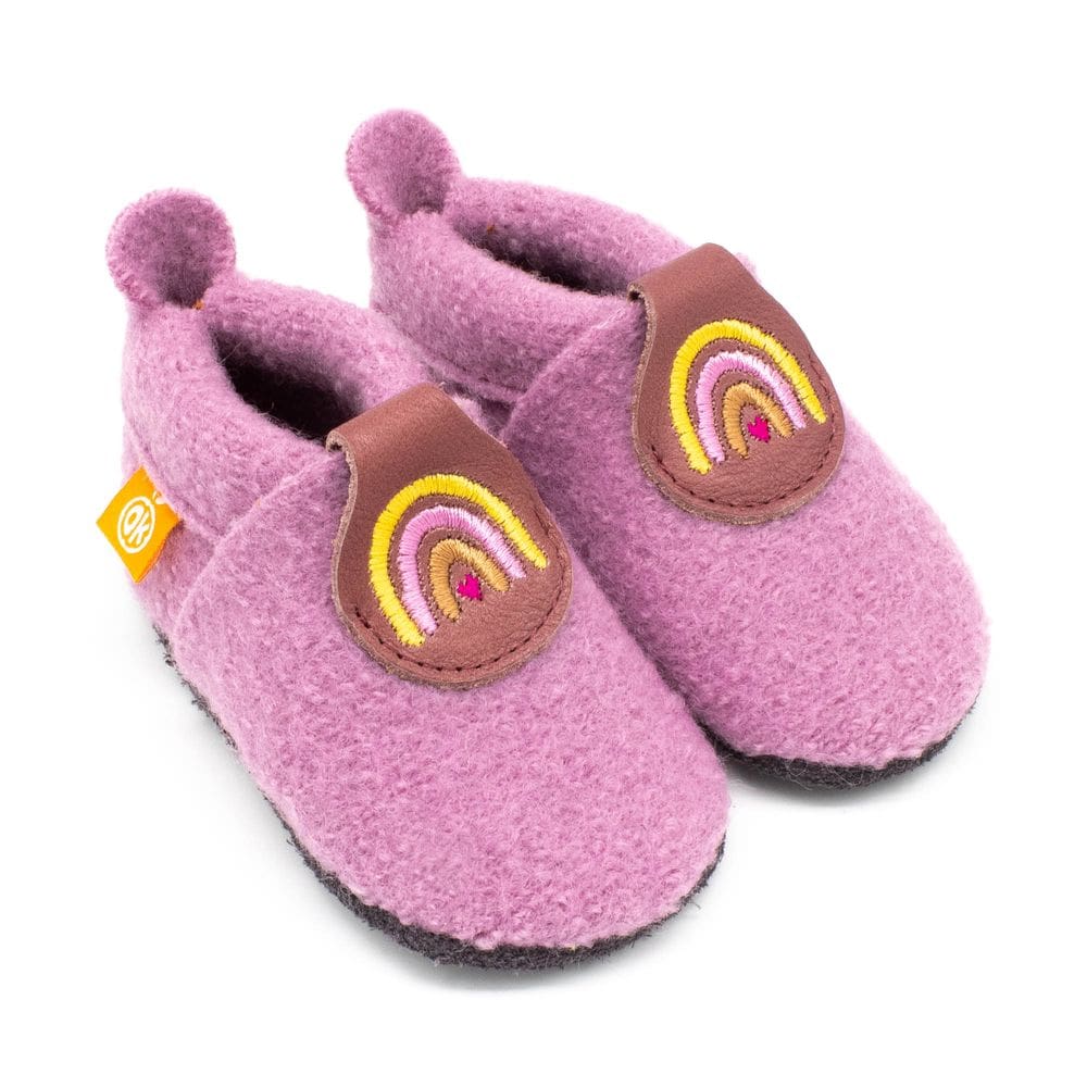 Paar rosa Kinderhausschuhe aus Wolle, beide mit Lederlasche und Regenbogen-Stickerei auf der Vorderseite