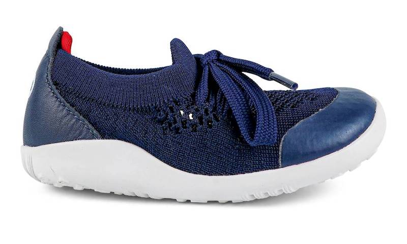 Bobux-PlayKnit-Navy-seitlich Bobux Step up Play Knit in dunkelblau mit verstärkter Zehenkappe