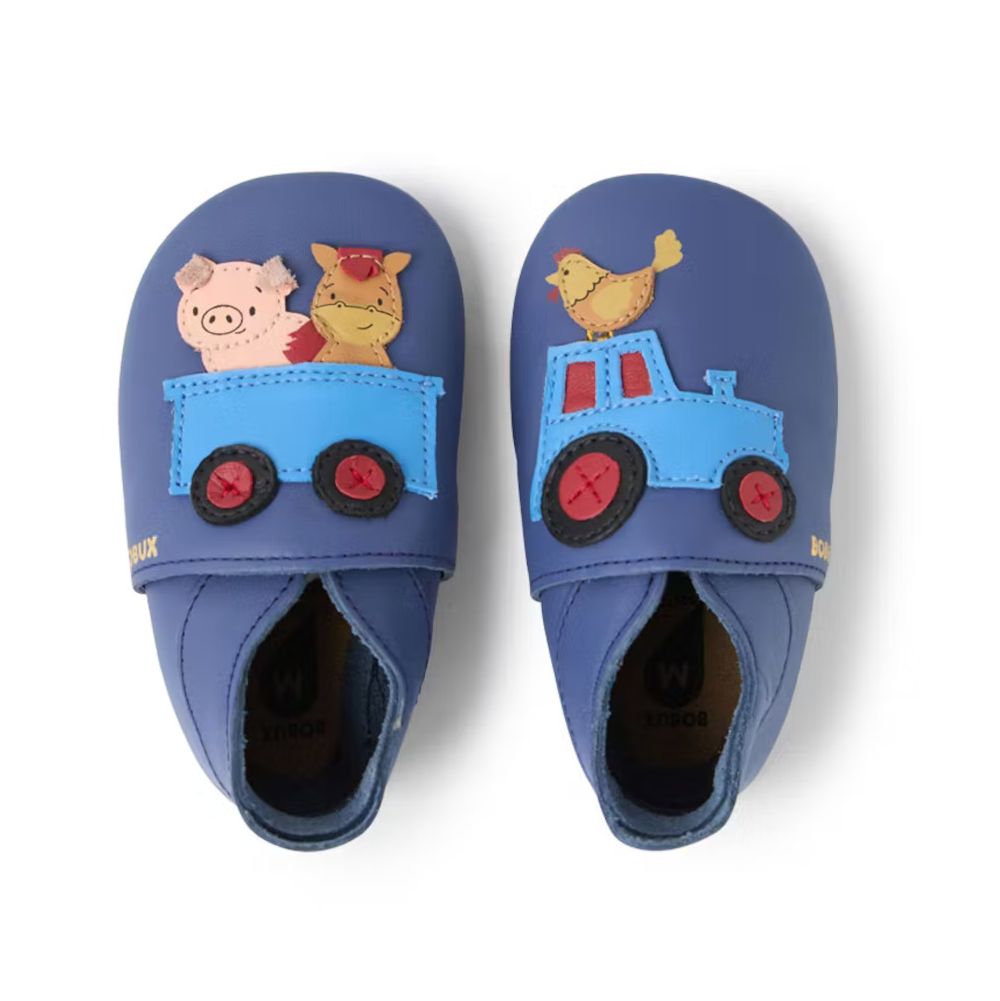 BOBUX Rusty Ride Indigo Lederfinkli in Blau, auf einem Finkli mit Traktor und Hahn, auf dem anderen ein Wagen mit Pferd und Schweinchen