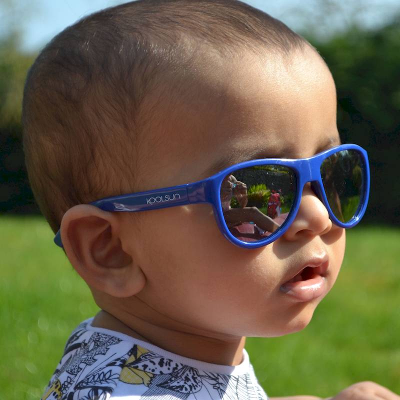 Kleinkind mit Sonnenbrille "AIR Deep Ultramarine"