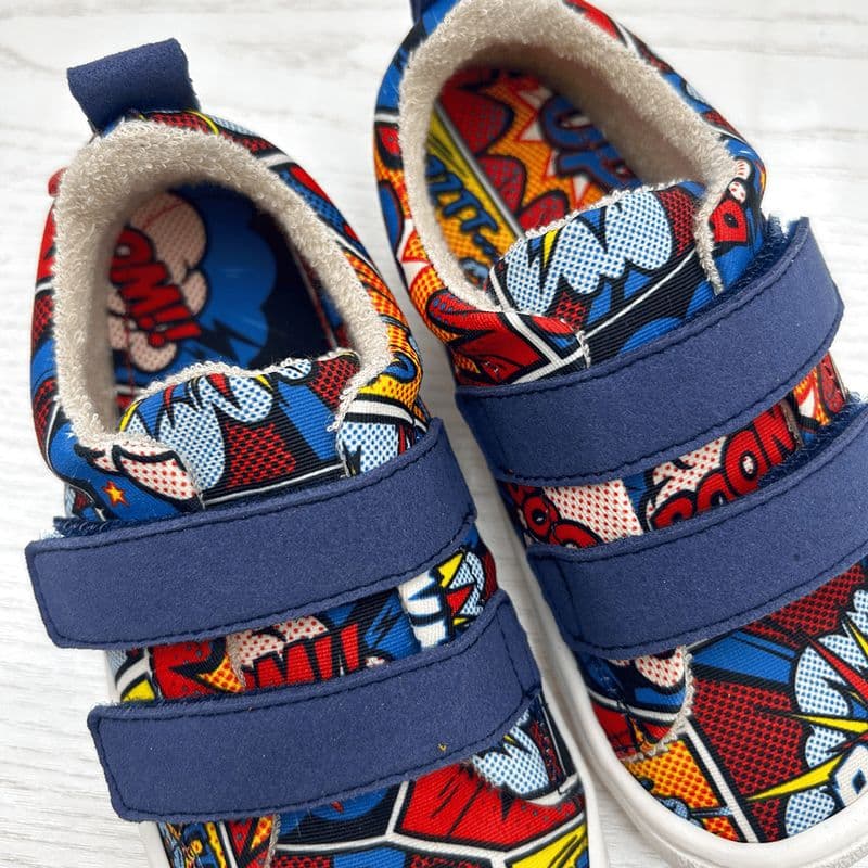 Kinderschuh mit Barfusssohle mit buntem Comic-Print, mit optionaler Comic-Barfusssohle von oben