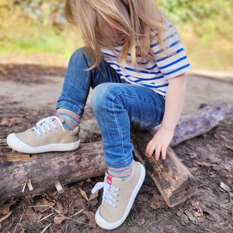 Mädchen mit Pololo Vegan Sneaker Kaktus in Beige