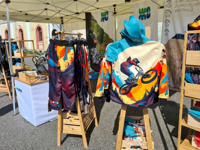 Messestand mit der Wamu Softshellhose Mountainbike dark und passender Jacke