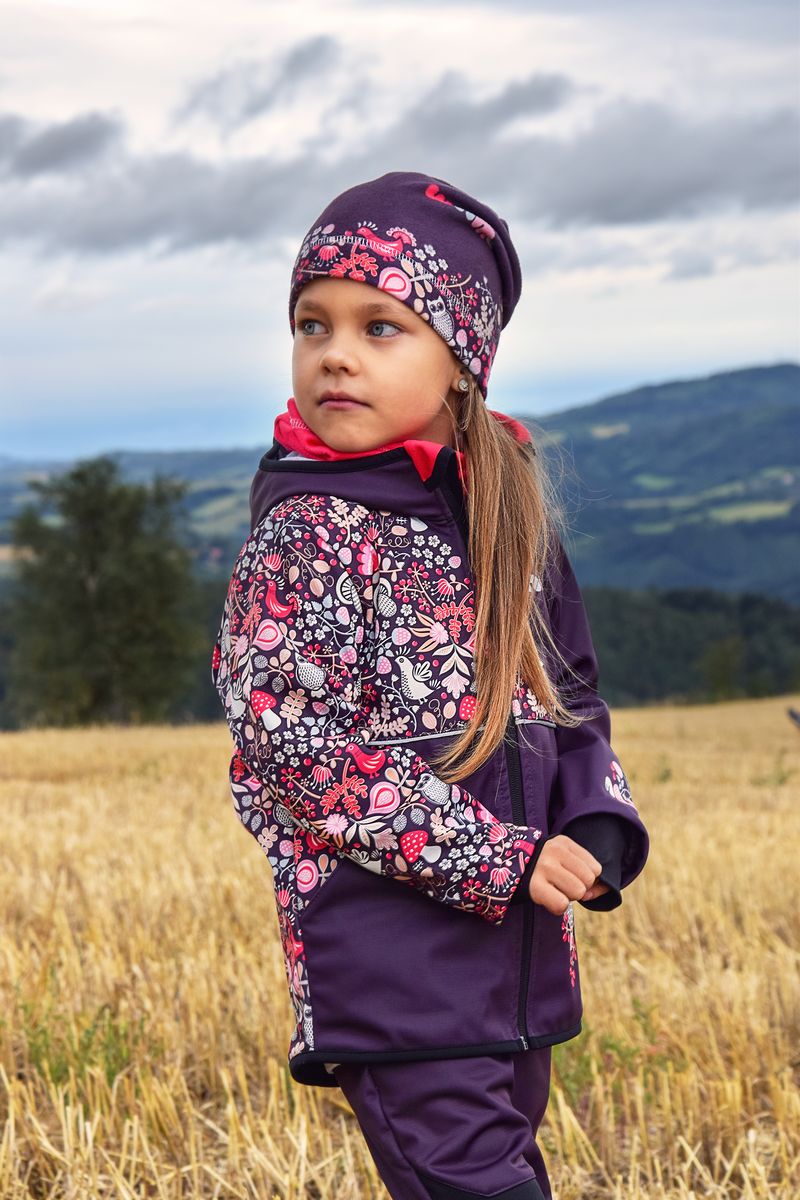 Mädchen mit Softshelljacke und Softshellhose "Owl Violet" von WAMU