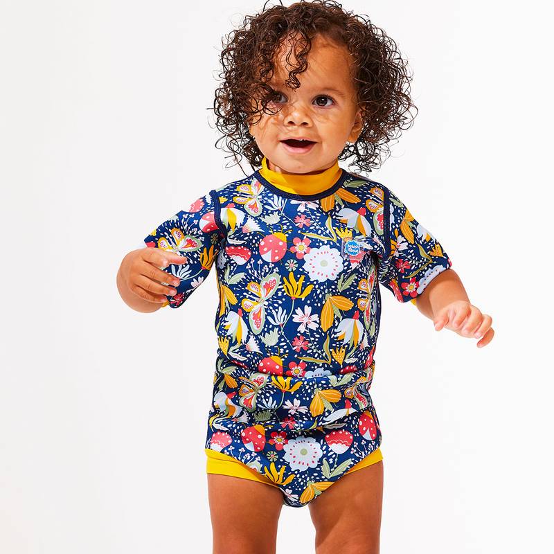 Mädchen mit Happy Nappy Wetsuit aus Neopren mit integrierter Schwimmwindel