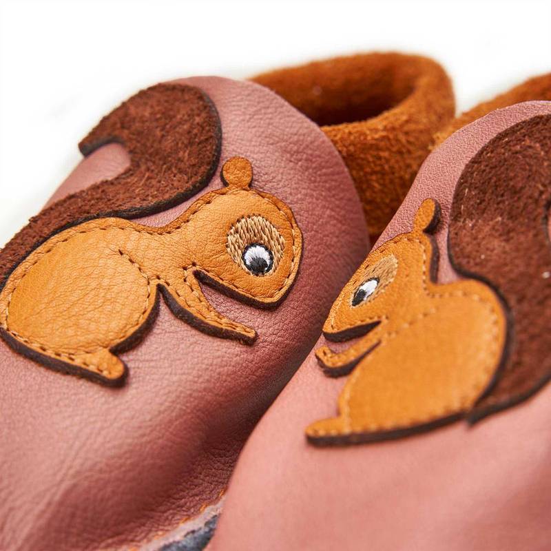 Orangenkinder Kiga-Schuhe in Altrosa mit Eichhörnchen