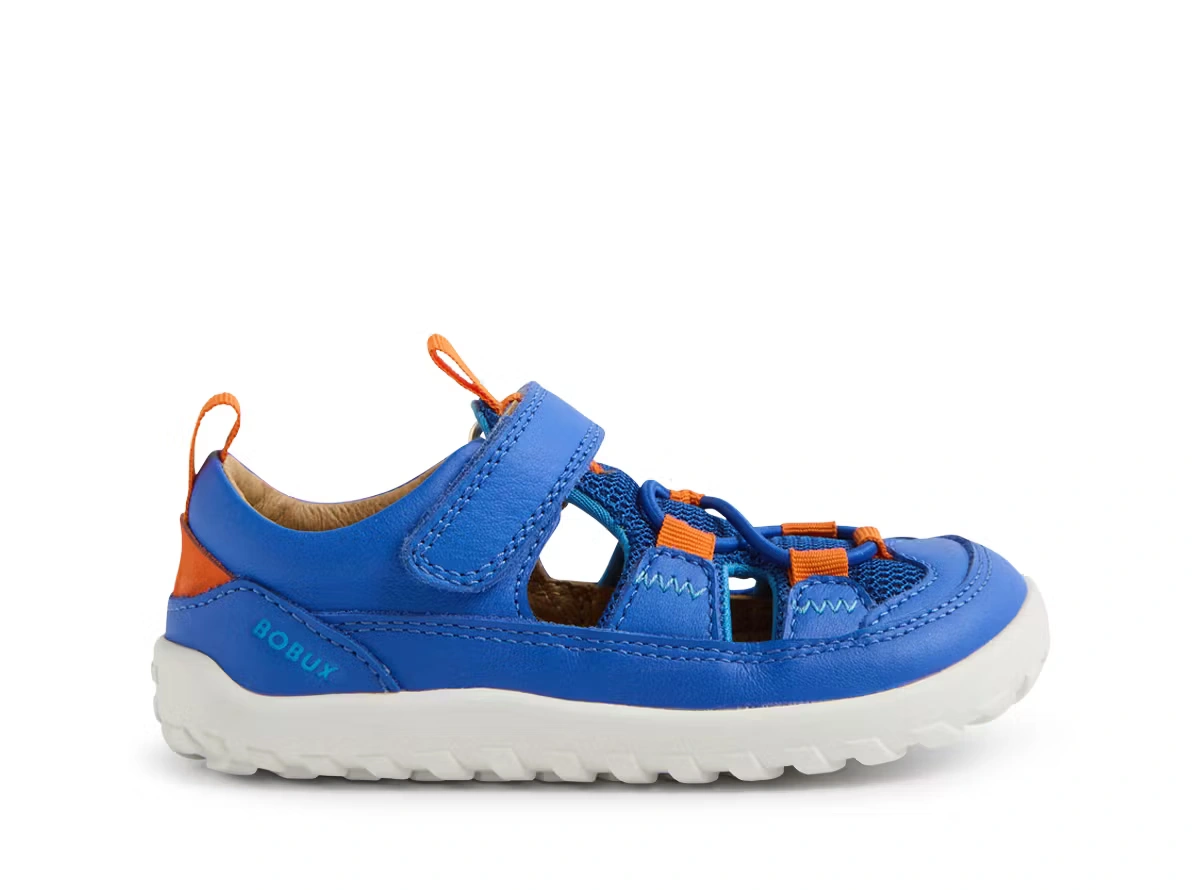 Seitenansicht der Bobux Barfusssandalen Alpha Rocky Dazzling Blue aus Leder und Mesh mit Klettverschluss