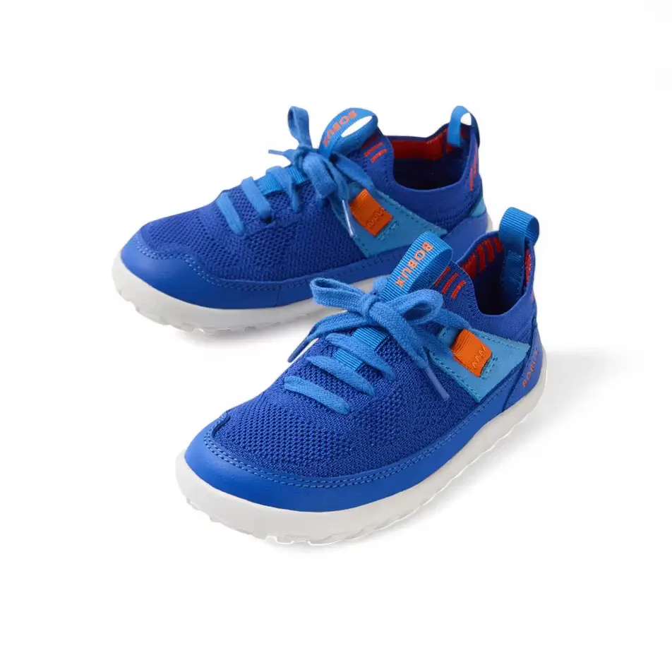 Bobux Barfussschuhe "Dazzling Blue" mit orangen Akzenten und breitem Zehenbereich.