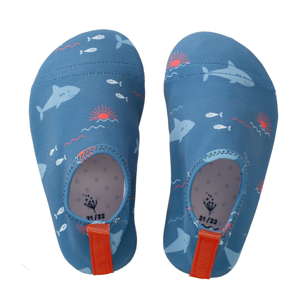 UV-Badeschuhe von Fresk in dunkelblau mit grauen Haien und weissen Fischen. 