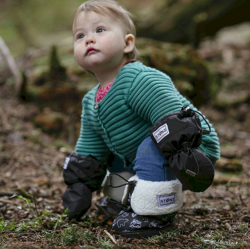 Mädchen mit Stonz Booties "Print" im Wald