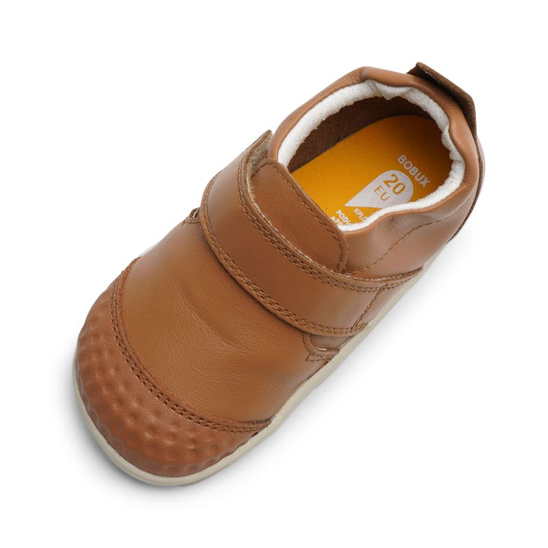 Babyschuh Bobux Go Caramel mit breitem Klettverschluss und Knöchelgummi