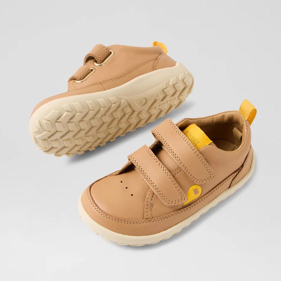 Bobux Alpha Dawn Barfuss Schuhe in dunklem Beige mit heller Sohle mit Extragrip
