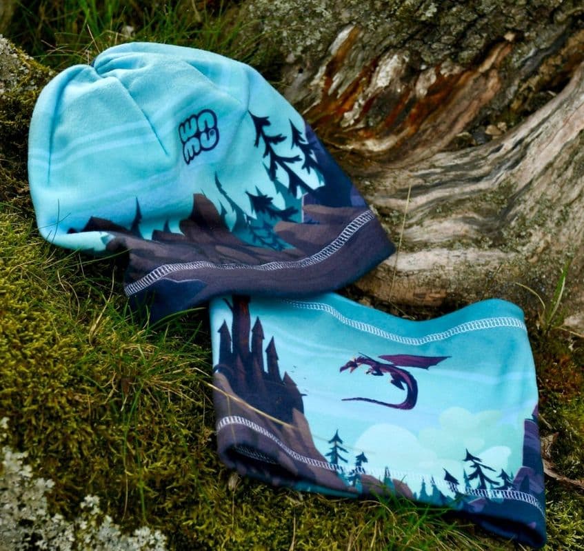Softshell Mütze und Halswärmer "Dragon Fantasy" auf Waldboden