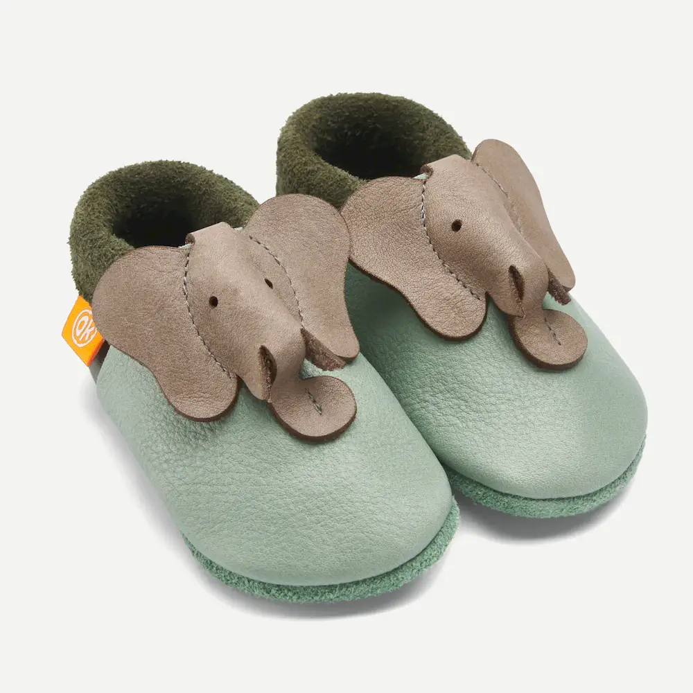 Krabbelschuhe in hellem Mint und Oli mit grauem Elefantenkopf in 3D Optik zum Anfassen