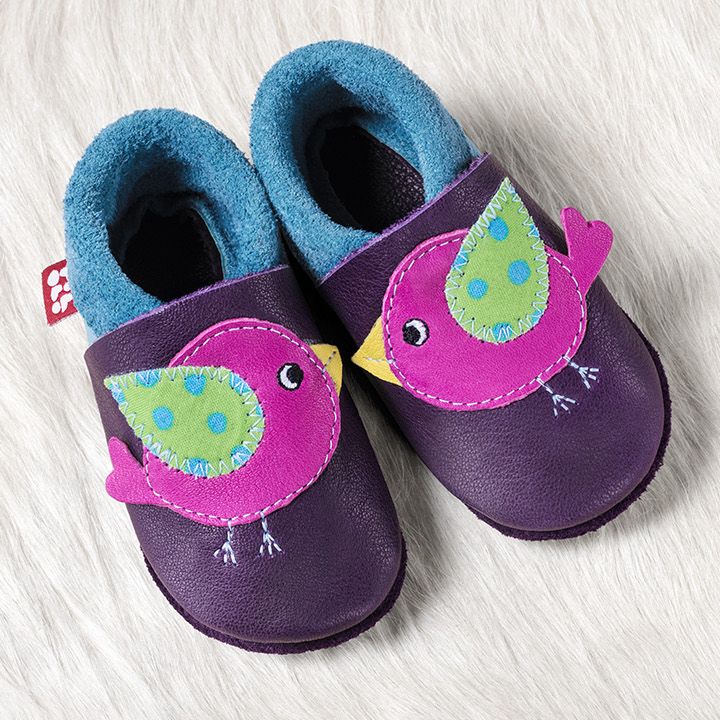 Orangenkinder/Pololo Lederfinkli Birdie in aubergine, blau und pink.