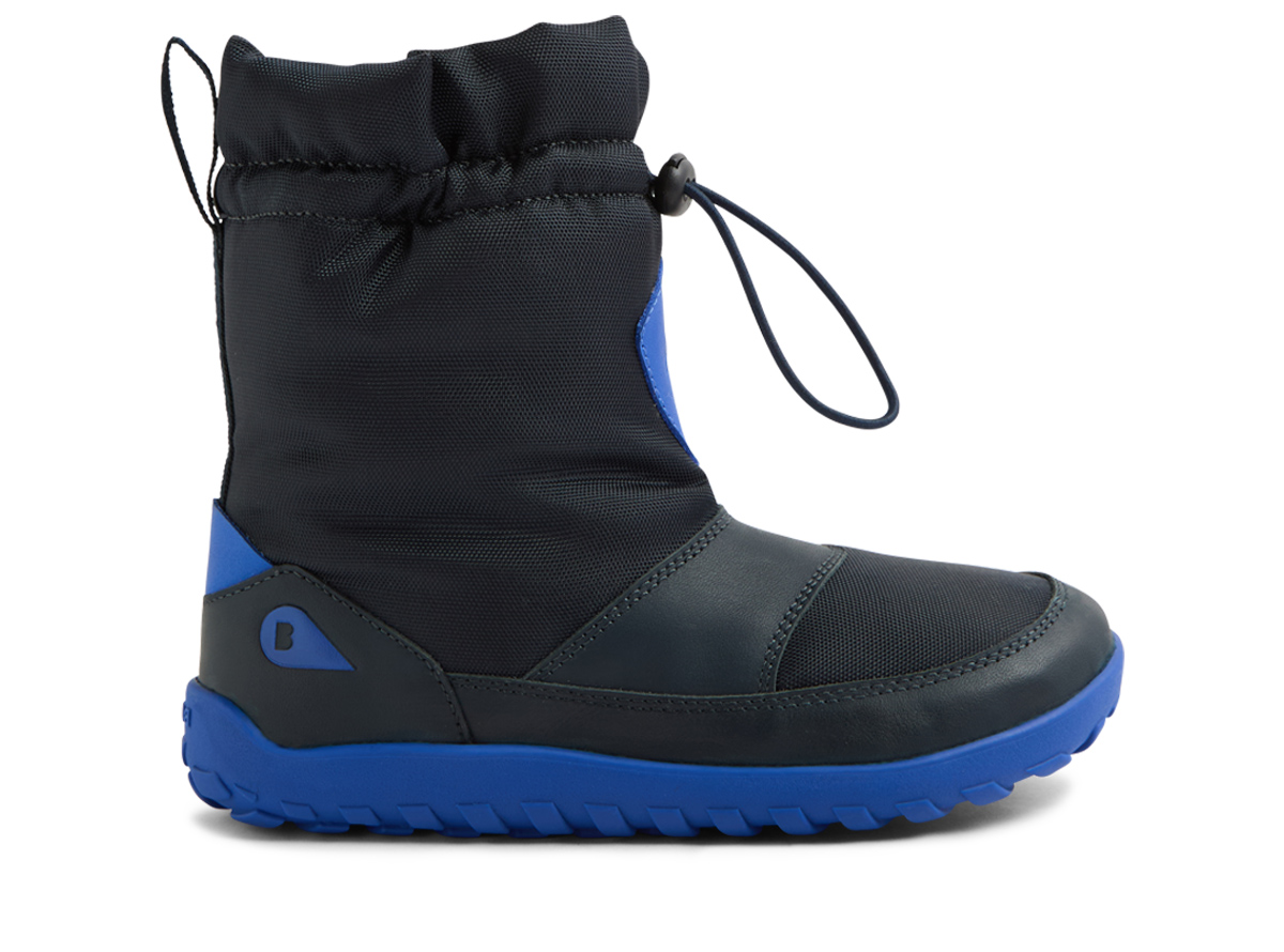 Kinder-Winterstiefel in Dunkelblau mit leuchtend blauer Sohle und Details, seitliche Ansicht, mit Kordelzug am Schaft und verstärkter Vorderkappe